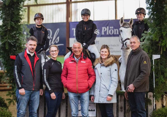 Vielseitigkeitsbundestrainer Hans Melzer besuchte den Reitverein "von Derfflinger" Herford-Schwarzenmoor. Foto: FN