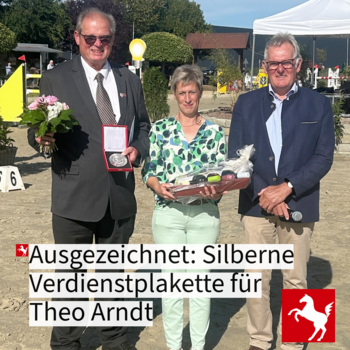 Theo Arndt erhält die Silberne Verdienstplakette