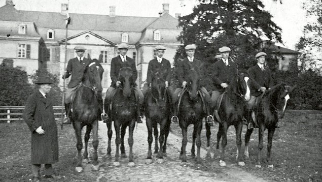 Reitlehrer Graf von Galen mit der Mannschaft des Kreises Beckum in Diestedde 1924 Pferdesport Westfalen